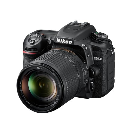Nikon D-7500 (Cuerpo)